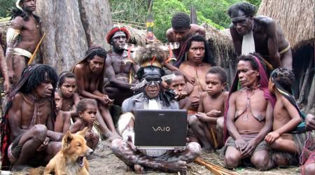 Selvagens utilizando um notebook -Revista HypeScience