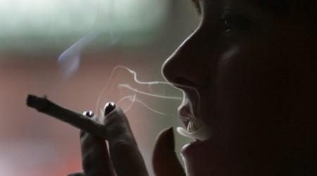 fumando maconha