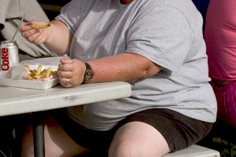 homem obeso comendo