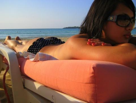 mulher bronzeando praia