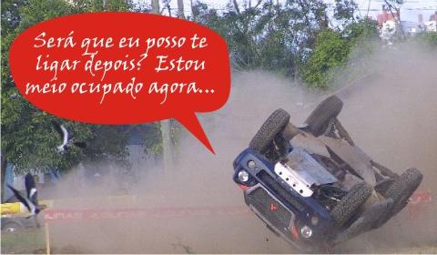 carro capotando