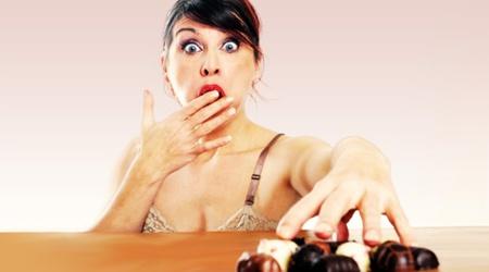mulher comendo chocolate
