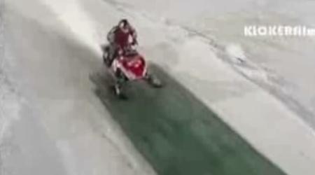 salto mortal duplo de snow mobile