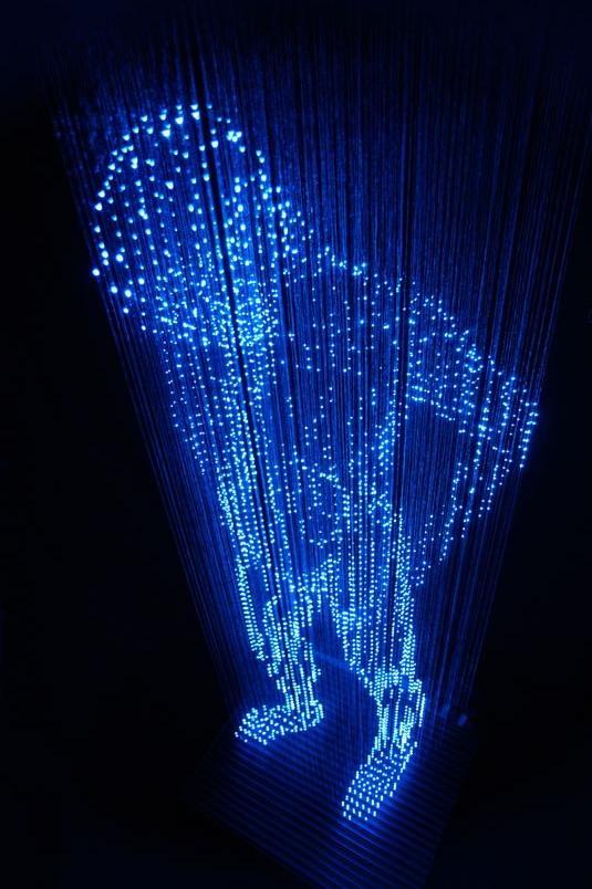 homem sem sombra escultura led