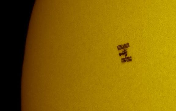 iss atravessando o sol