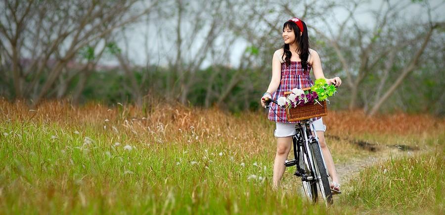 menina de bicicleta