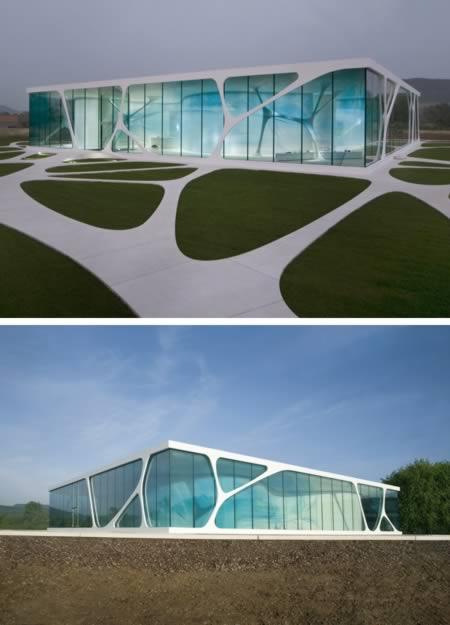 Localizada na Alemanha, a Leonardo Glass Cube foi construída em 2007 e é usada para encontros informais e eventos de empresas