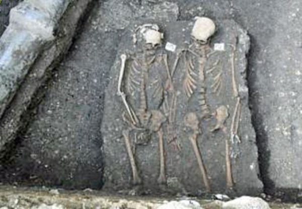 ROMEO AND JULIET - Couple Buried Holding hands