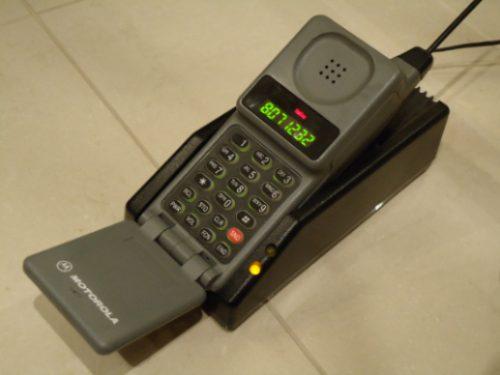 O Motorola PT-550, também conhecido como "Tijorola", foi o primeiro celular comercializado no Brasil. Custava cerca de U$ 3 mil lá fora.
