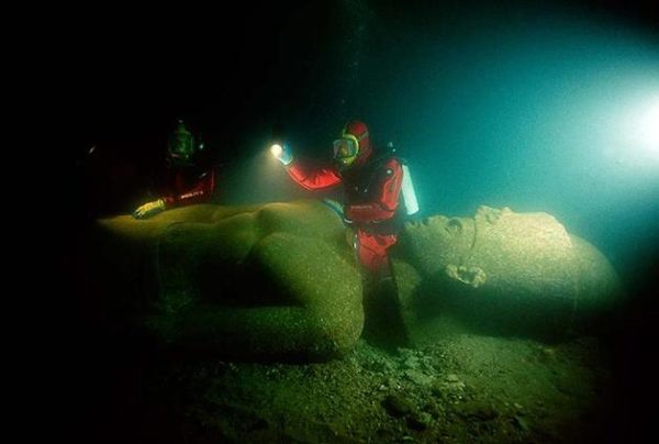 Mergulhadores inspecionaram uma estátua de um faraó de 5 metros de altura. Feita de granito vermelho, foi encontrada perto do templo em Thonis-Heracleion