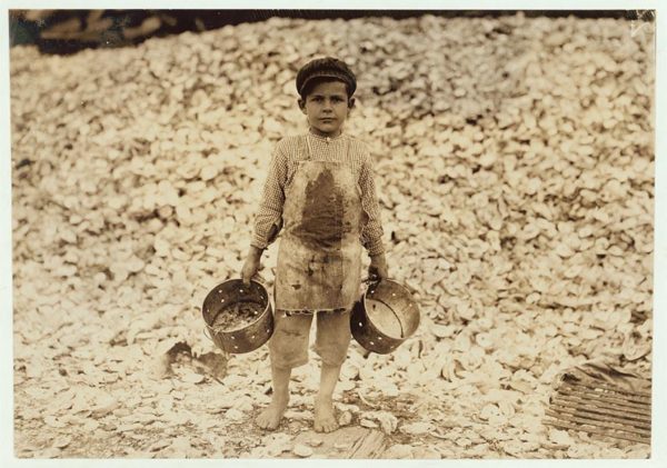 (Manuel, de apenas cinco anos, trabalhava catando ostras. Não entendia uma palavra em inglês