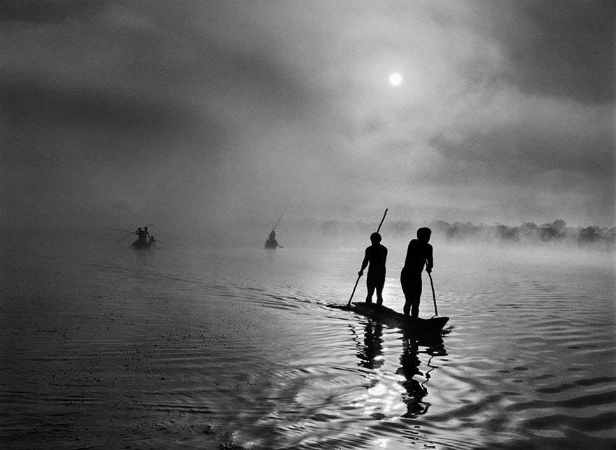 Índios Waurá pescam no lago Puilanga, perto de sua aldeia, na região do Alto Xingu no Mato Grosso, Brasil (2005)