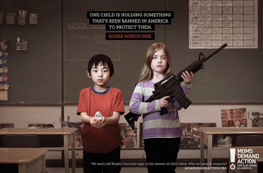 No topo: "Uma criança está segurando algo que é proibido na América para protegê-la. Adivinhe qual." Embaixo: "Não vendemos ovos Kinder pela segurança das crianças. Por que não armas automáticas?" Agência Grey, Toronto, Canadá