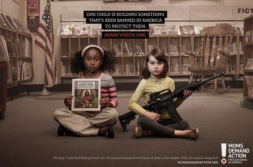 No topo: "Uma criança está segurando algo que é proibido na América para protegê-la. Adivinhe qual." Embaixo: "Nós mantemos 'A Chapeuzinho Vermelho' fora das escolas por causa da garrafa de vinho na cesta. Por que não armas automáticas?" Agência Grey, Toronto, Canadá