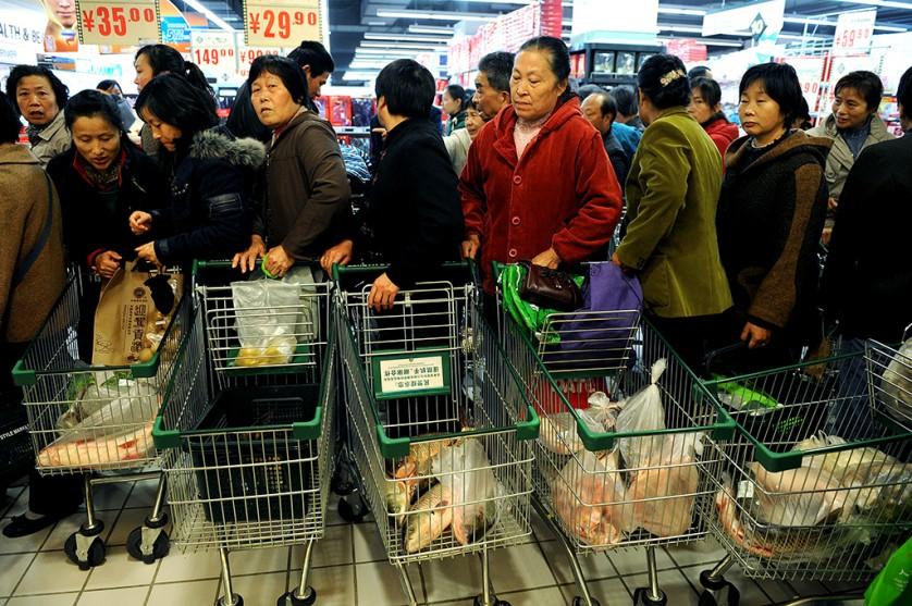 Chinese shoppers queue to pay for the fo