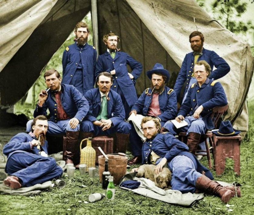 Soldados do Exército da União, da Guerra Civil Americana, fazem uma pausa, em 1863