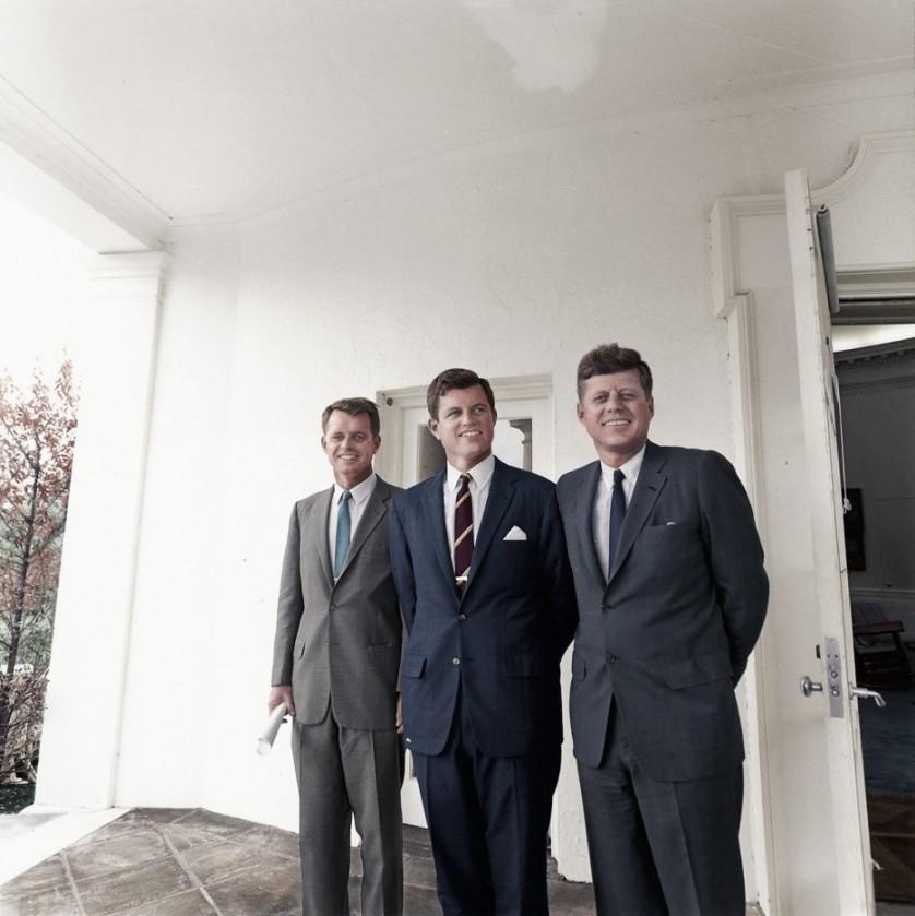 Irmãos Robert Kennedy, Edward "Ted" Kennedy e John F. Kennedy do lado de fora do Salão Oval
