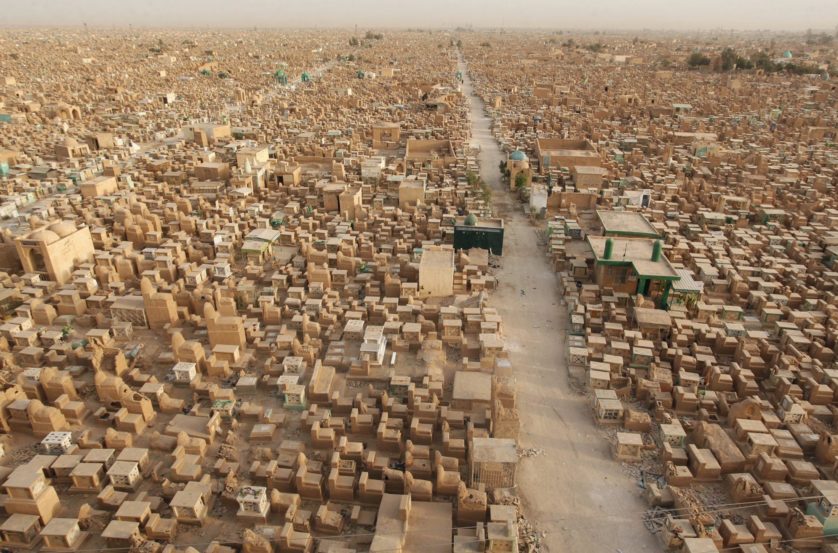 Vista generale del cimitero "Valle della Pace" a Najaf