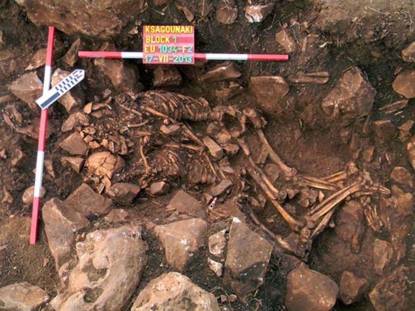 Casal se abraça em enterro que aconteceu há cerca de 5.800 anos, na caverna de Alepotrypa 