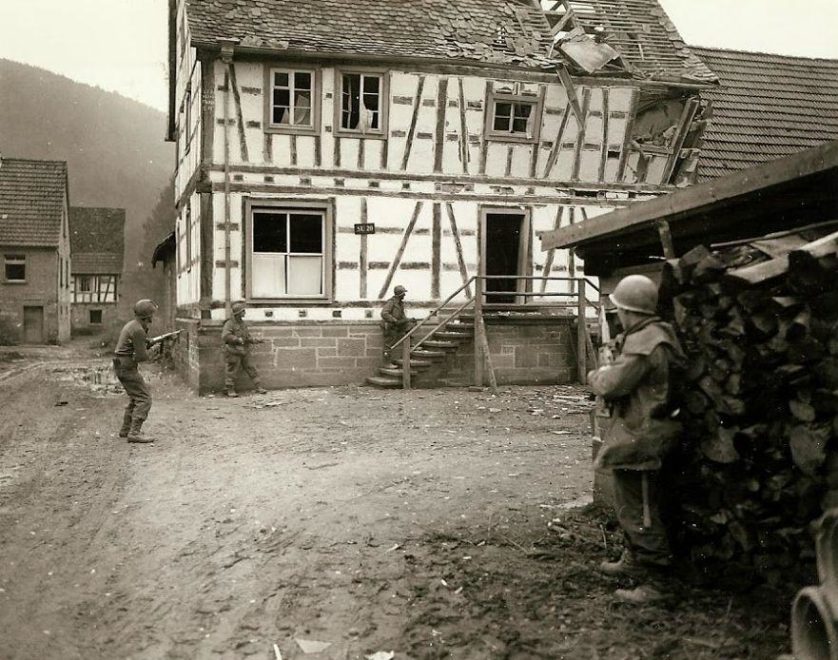 Homens do 7º Exército procurando atiradores de elite em Bobenthal, na Alemanha. 