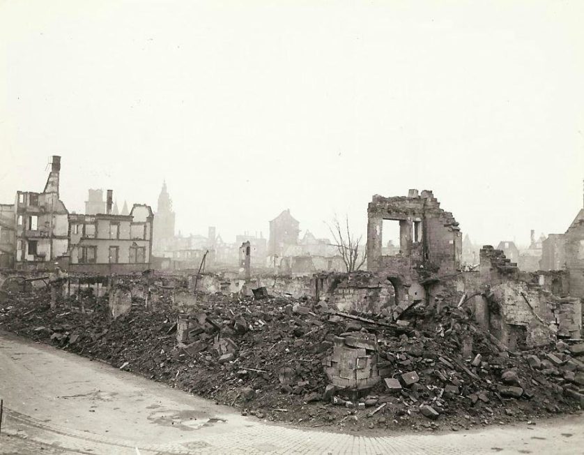 Os restos de uma cidade alemã destruída.