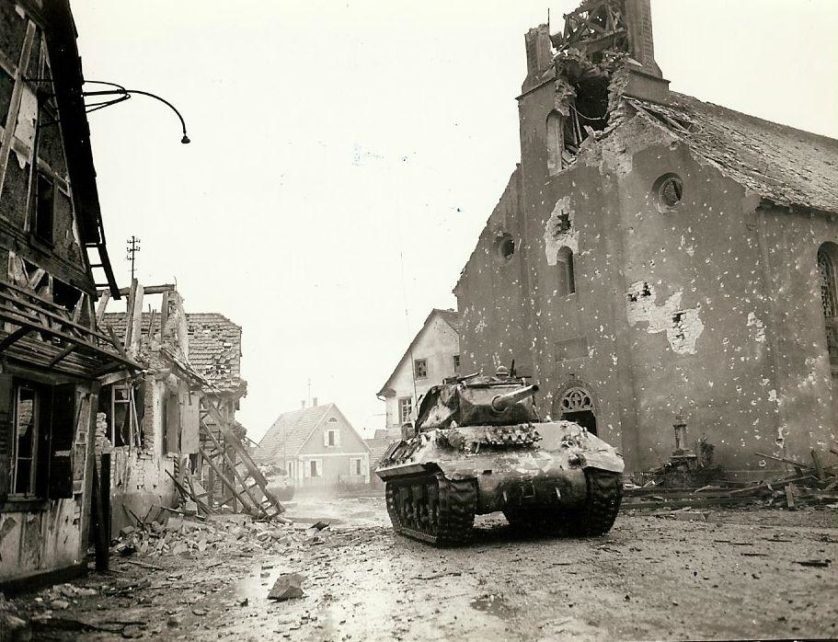 Um M-10 Tank Destroyer do 636º Batalhão de Tank Destroyer, apoiando o 143º Regimento de Infantaria, 36ª Divisão, em Rohrwiller, 4 de fevereiro de 1945. O extenso dano à igreja da cidade foi provavelmente feito por explosões. 