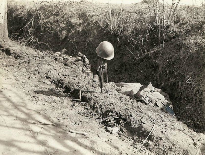 O capacete e rifle marcam o local de uma vala em uma estrada onde dois soldados da infantaria deram suas vidas para uma unidade do 7º Exército, que abriu uma frente de 80 quilômetros do aeroporto de Saarbrücken para Reno. 