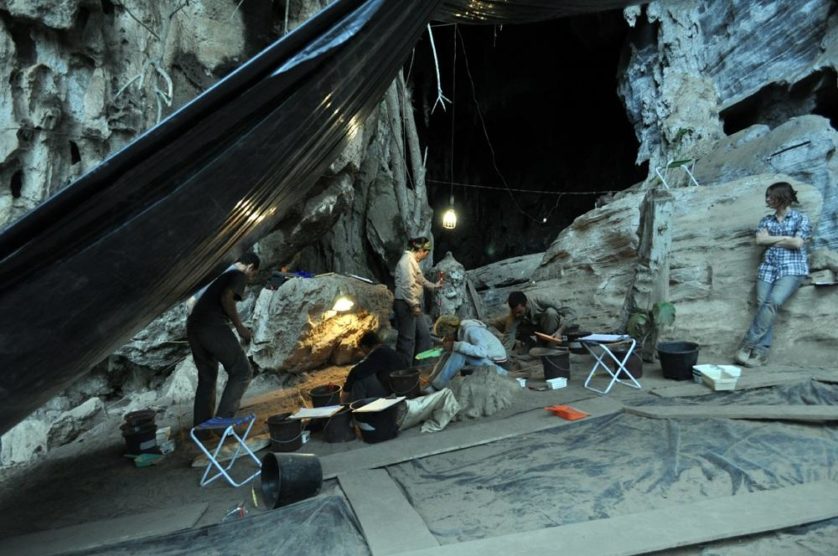 Pesquisadores na caverna Lapa do Santo