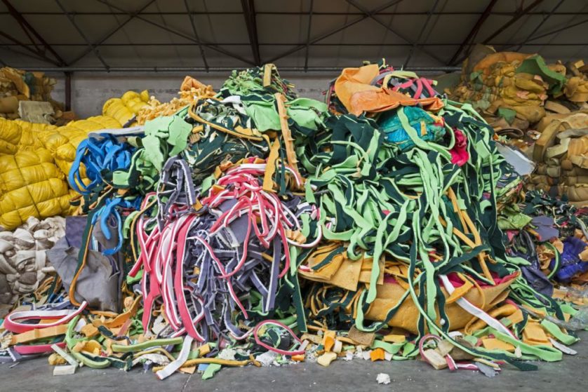 Resíduos industriais de poliuretano e lã serão picados para ser reutilizados em várias coisas, desde embalagem a isolamento acústico e almofadas de choque 