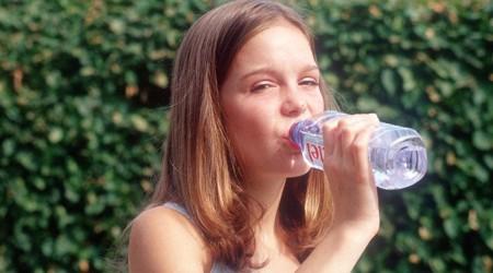 menina bebendo água