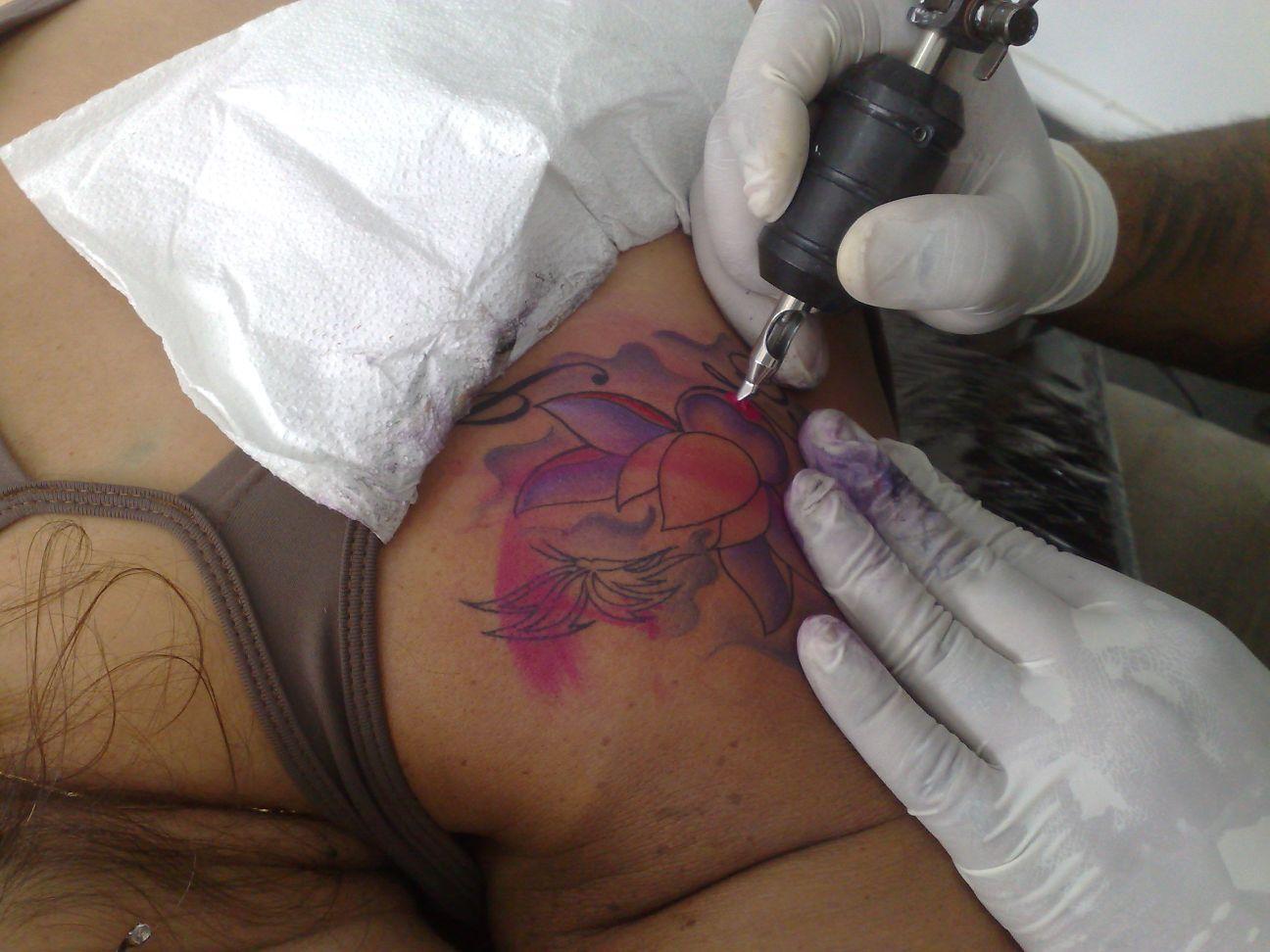 Conheça os riscos de se fazer uma tatuagem