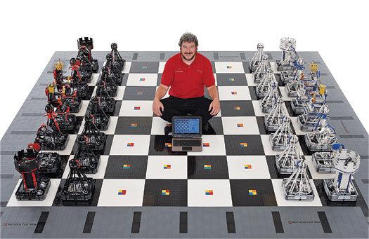 Uma foto de um jogo de xadrez interativo com tabuleiro de xadrez e