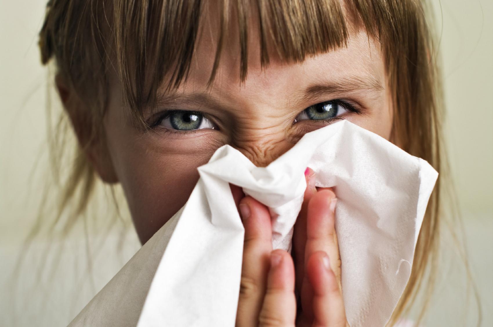 Глаза слезятся при простуде и насморке. Аллергические заболевания у детей. Респираторные аллергозы у детей. Респираторный аллергоз у детей. Аллергические заболевания простудные заболевания.