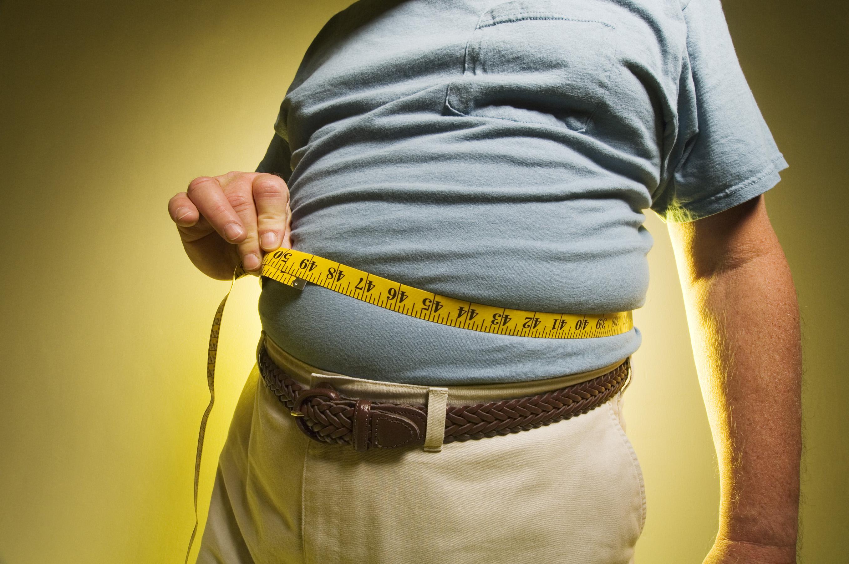 У мужчины 5 см. Ожирение. Толстый живот с сантиметром. Человек с сантиметром толстый.