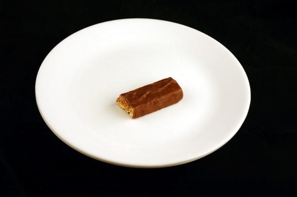 Barra de chocolate Snickers - 41 gramas= 200 calorias