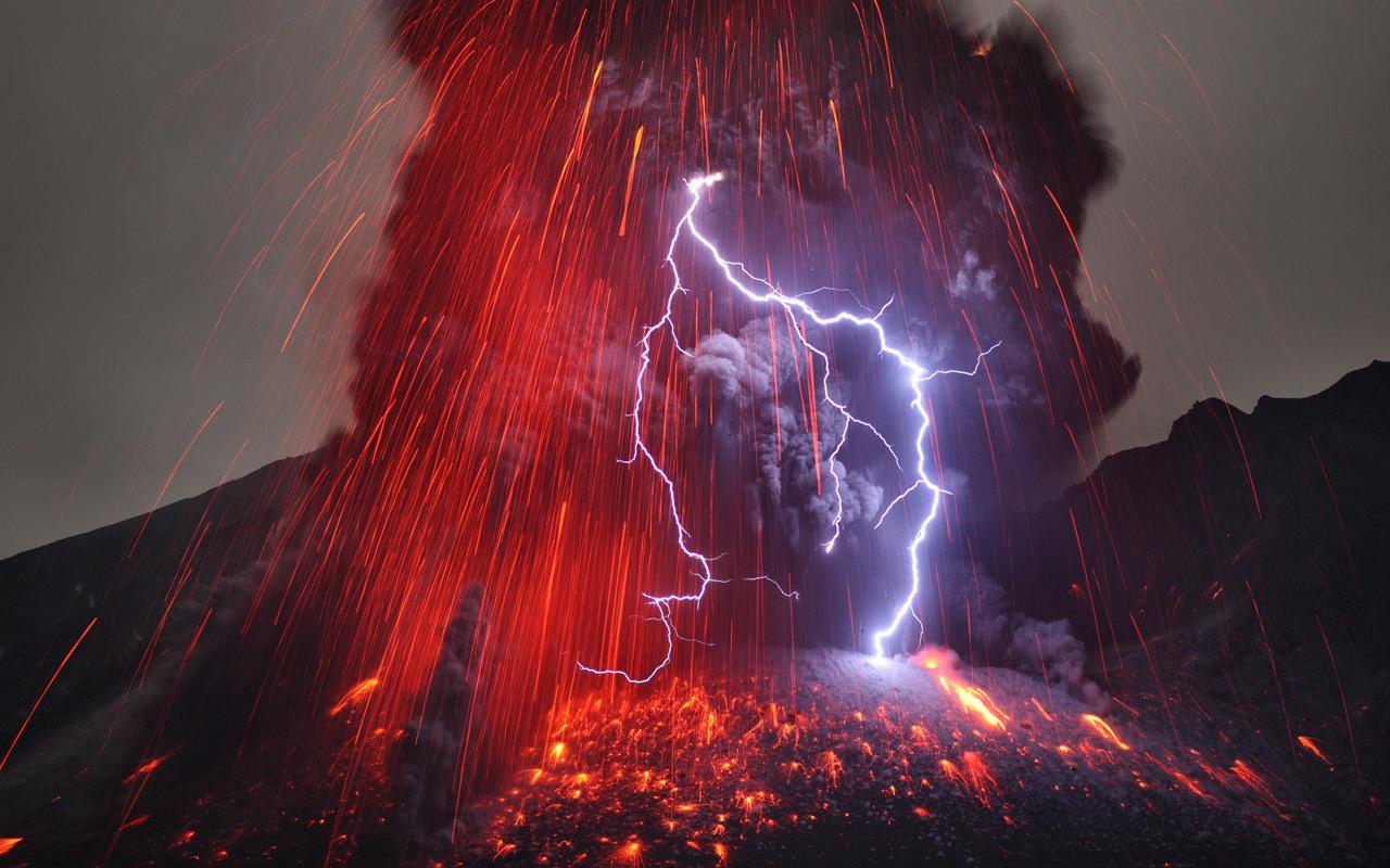 Resultado de imagem para relÃ¢mpago no vulcÃ£o
