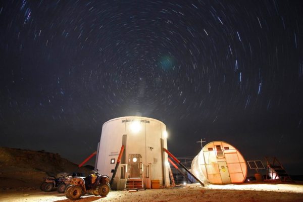 Após o dia de trabalho, os pesquisadores tem essa belíssima vista do céu noturno no deserto