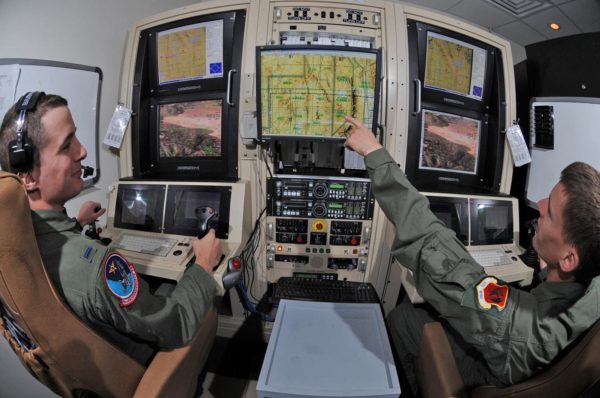 piloto drone cockpit