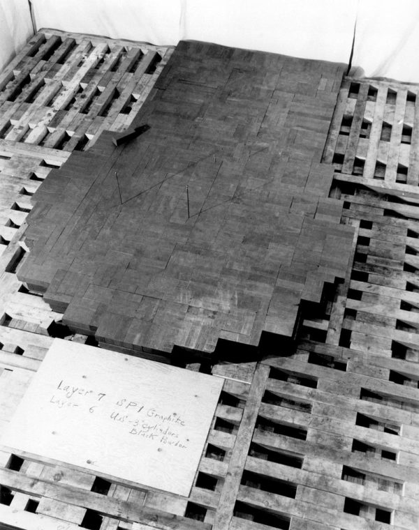 CP-1 durante sua montagem. A fotografia mostra a sétima camada de blocos de grafite e as bordas da 6ª camada