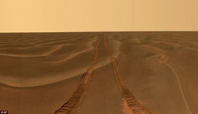 O imenso vazio das planícies de Meridiani de Marte, capturado pela Opportunity durante o mês em que ficou presa nas dunas de areia apelidadas de “Purgatório”