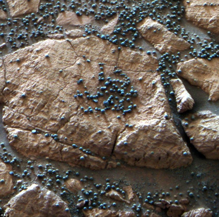 A sonda Opportunity achou essas rochas esféricas ricas em hematita, de tamanho semelhante à munição de armas de pressão, em seu local de pouso, na cratera Eagle