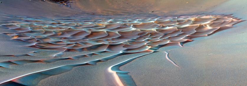 Panorama de grande angular de dunas de areia em Marte, que se assemelham às da Terra