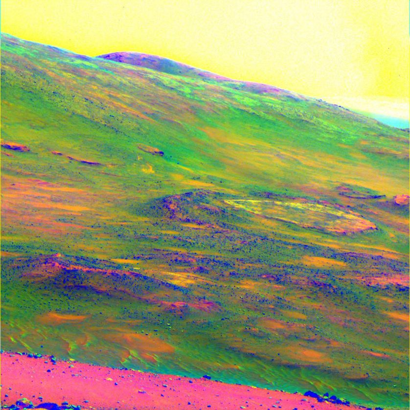 Imagem de cores falsas da área marciana chamada Home Plate, para enfatizar padrões de intemperismo de rocha, capturado pela sonda Spirit