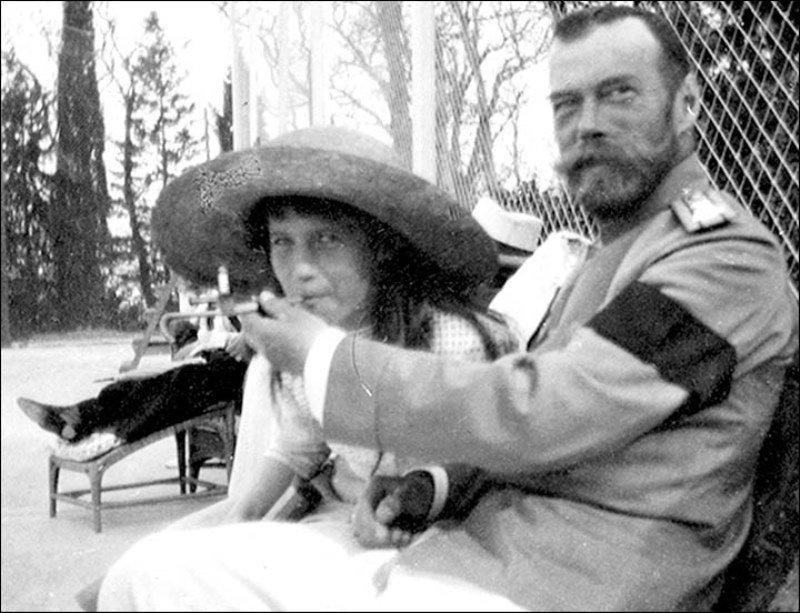O Czar Nicolau II permite que sua filha, a grã-duquesa Anastasia, fume