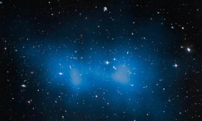 Uma imagem captada pelo Telescópio Espacial Hubble, da NASA, divulgada em 4 de abril deste ano, mostra o maior aglomerado de galáxias conhecido do universo distante, catalogado como ACT-CL J0102-4915 e apelidado de "El Gordo” (“O Gordo”, em espanhol). Ao medir o quanto a gravidade do aglomerado distorce imagens de galáxias em segundo plano, os astrônomos calcularam que sua massa pode ser três quatrilhões de vezes maior que a massa do nosso sol. Leituras do Hubble mostraram que o El Gordo, a 9,7 bilhões de anos-luz de distância da Terra, tem aproximadamente 43% mais massa do que se pensava anteriormente. 