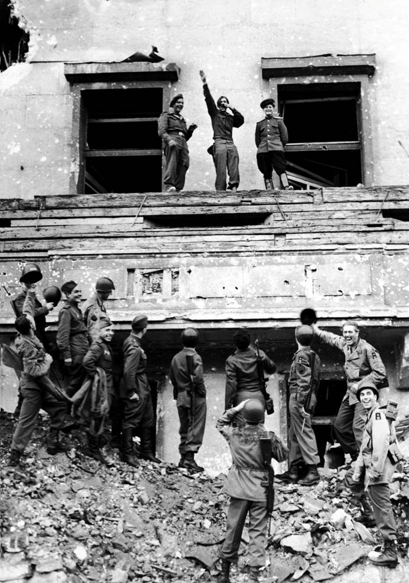 Forças aliadas zombam de Hitler do alto de sua varanda na Chancelaria do Reich, no final da Segunda Guerra Mundial