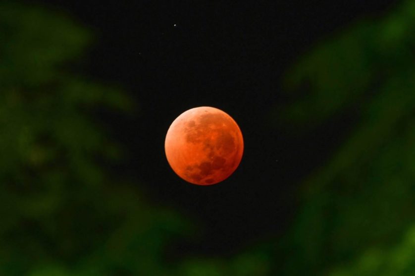 A lua brilha vermelha sobre Montevidéu, no Uruguai, durante um eclipse lunar total em 15 de abril. Lá, as pessoas foram capazes de testemunhar o primeiro eclipse lunar total deste ano, de uma rara série de quatro eclipses esperadas nos dois próximos anos.