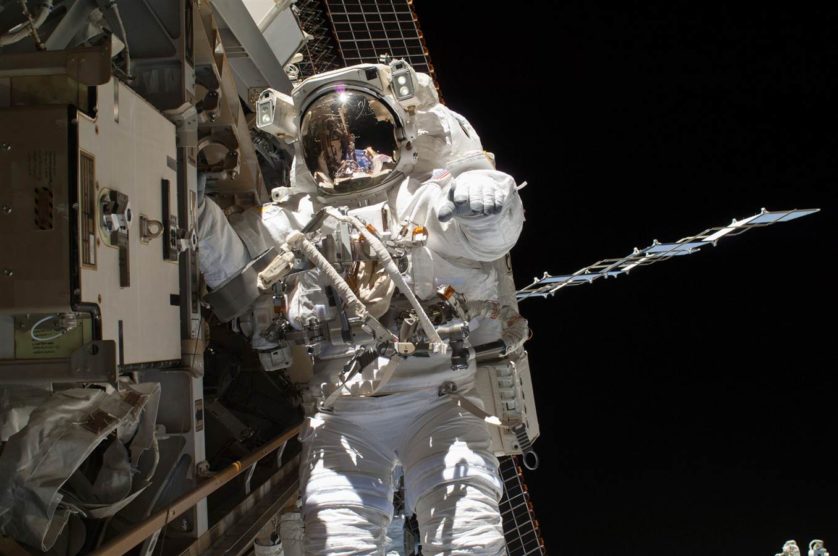 O astronauta Steve Swanson, da NASA, trabalha fora da Estação Espacial Internacional em 23 de abril, durante uma caminhada espacial para arrumar um computador. Ele estava acompanhado do colega americano Rick Mastracchio, que pode ser visto refletido na viseira do capacete de Swanson.