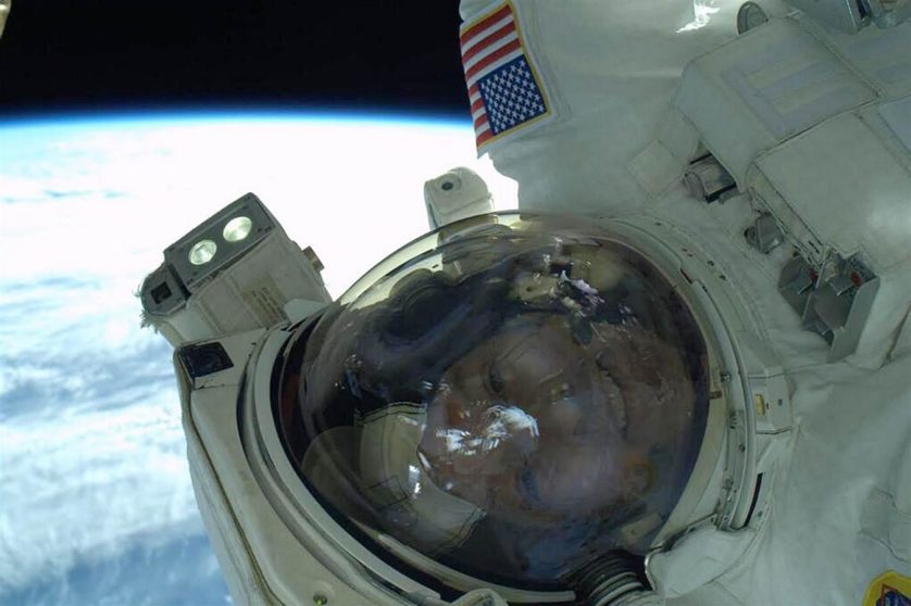 O astronauta Rick Mastracchio tira um "selfie" em 23 de abril durante uma missão de reparação no exterior da Estação Espacial Internacional. 
