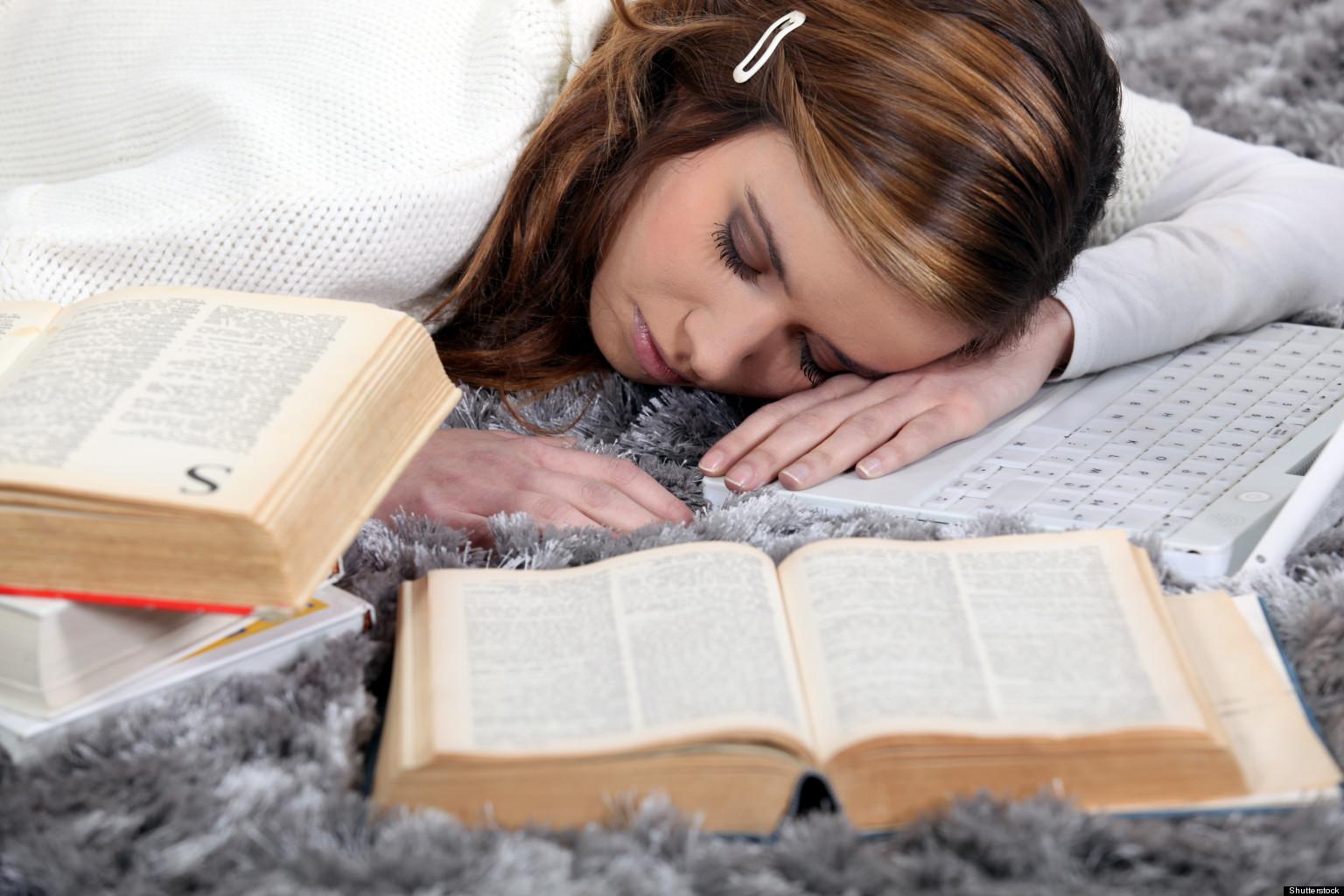Читать книгу и спать. Книга снов. Девушка уснула с книгой.